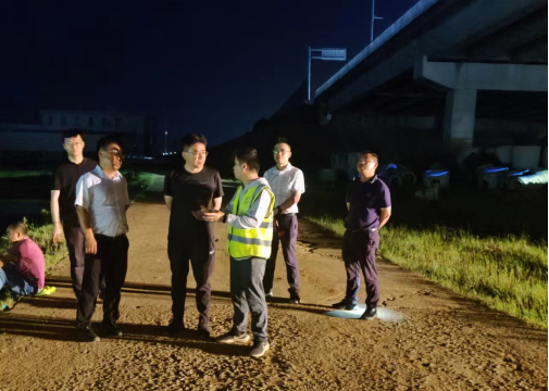 抗洪抢险报导-迎“汛”而上，，，，，奔赴前线 -320.png