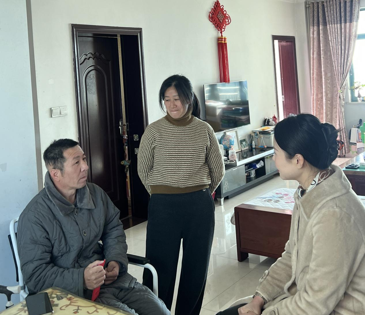 心系职工，，，，情暖新春|集团开展难题职工走访慰问运动